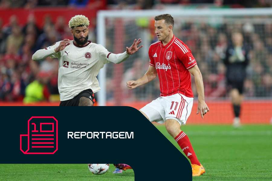 Phillip Billing, do FC Midtjylland, disputa a bola com Chris Wood, do Nottingham Forest