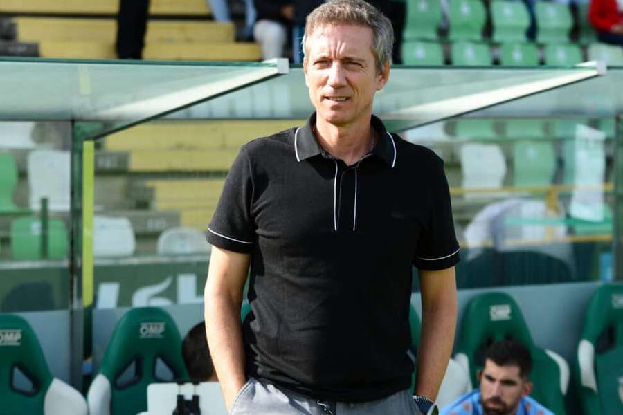 Alexandre Santos somou quatro derrotas em quatro jogos no Nacional Alexandre Santos somou quatro derrotas em quatro jogos no Nacional