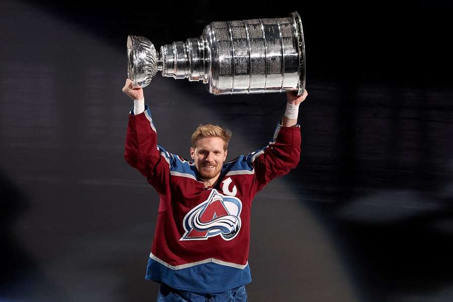 Landeskog dovedl Colorado v sezoně 2021/22 jako kapitán ke Stanley Cupu.