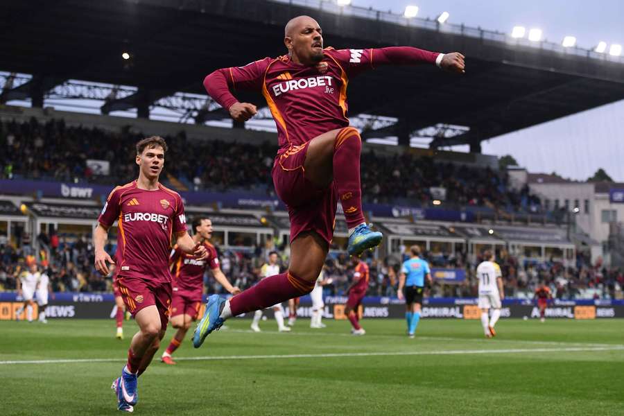 Donyell Malen celebrates