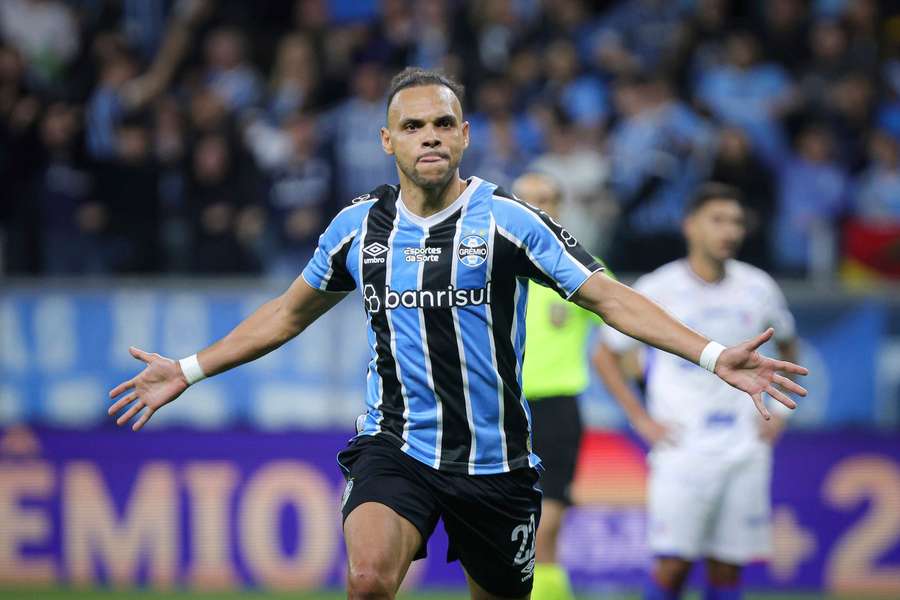 Braithwaite fez um dos gols na Arena do Grêmio