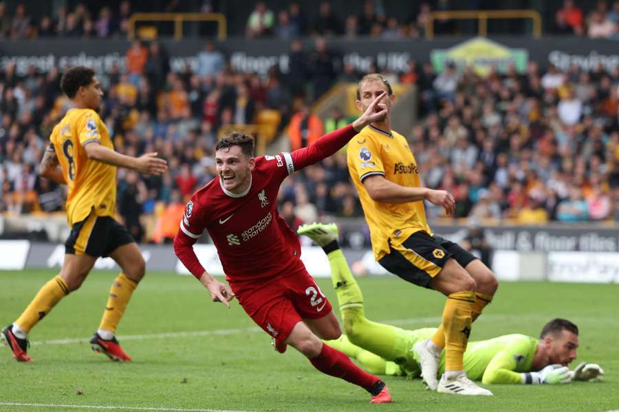 Andy Robertson comemora gol da virada do Liverpool sobre os Wolves