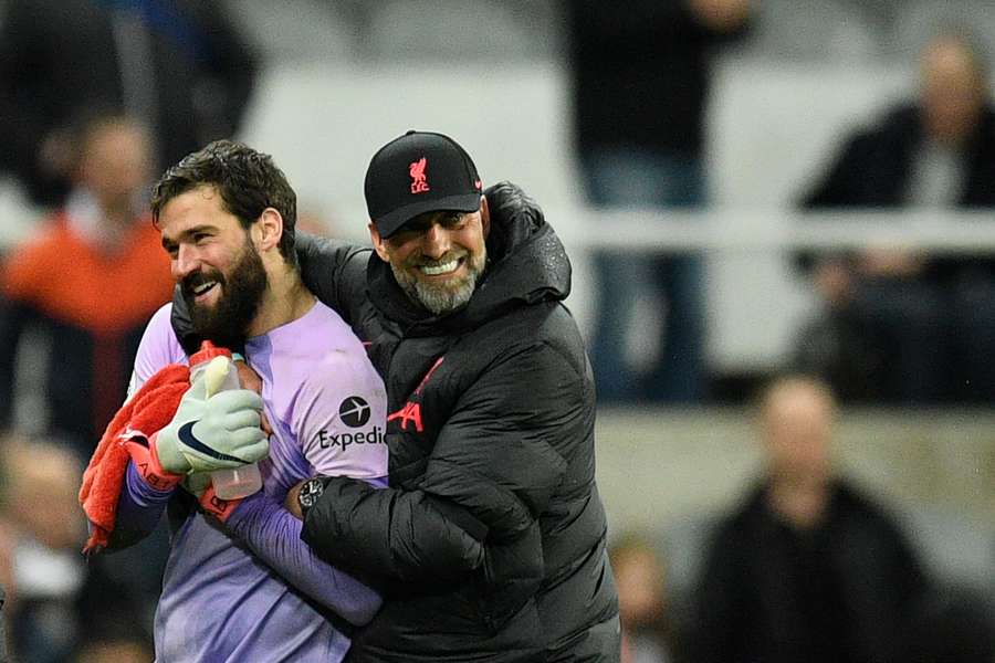 Liverpool manager Jurgen Klopp (R) with goalkeeper Alisson Becker