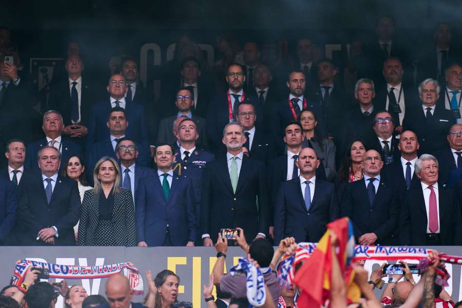 El rey Felipe VI, escuchando el himno de España en el palco