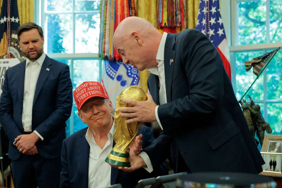 Gianni Infantino et Donald Trump avec une réplique de la Coupe du monde.