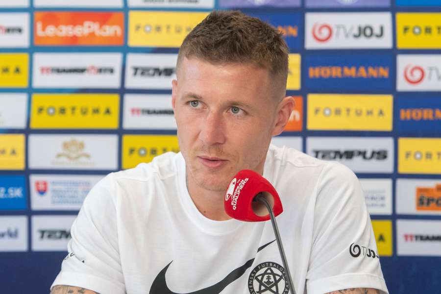 Juraj Kucka počas tlačovej konferencie