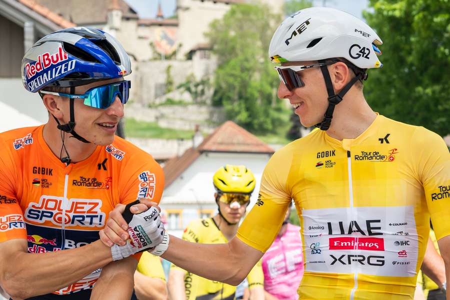 Handshake zwischen Lipowitz (l.) und Pogacar (r.)