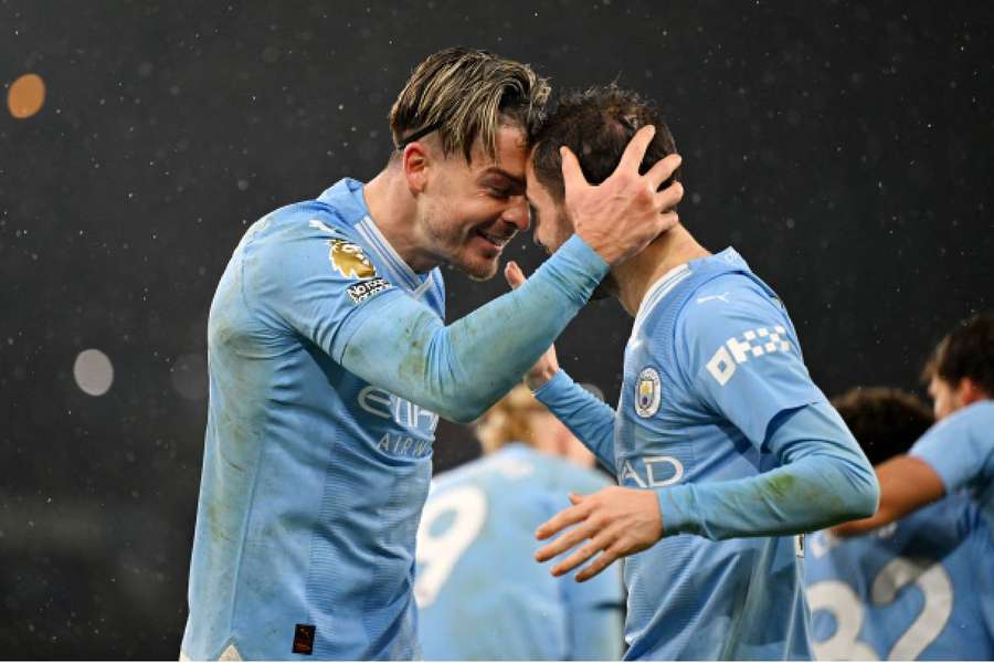 Jack Grealish celebra gol do City com o companheiro Bernardo Silva