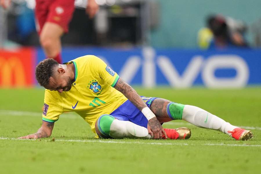 Neymar au moment de sa blessure face à la Serbie.