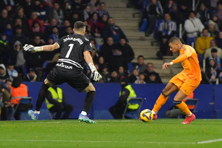 Mbappé lo intenta ante Joan García Mbappé lo intenta ante Joan García