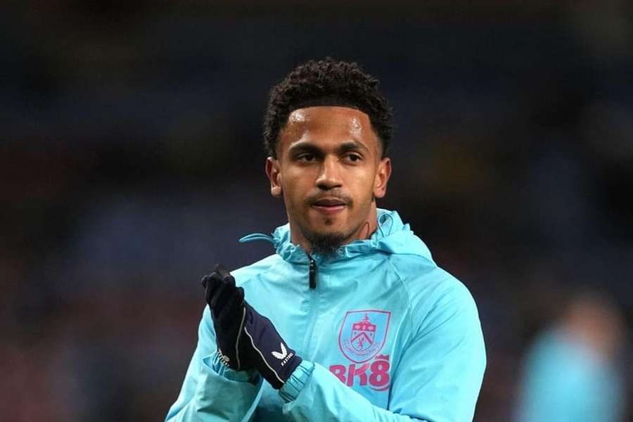 Marcus Edwards ficou no banco no jogo com o Oxford
