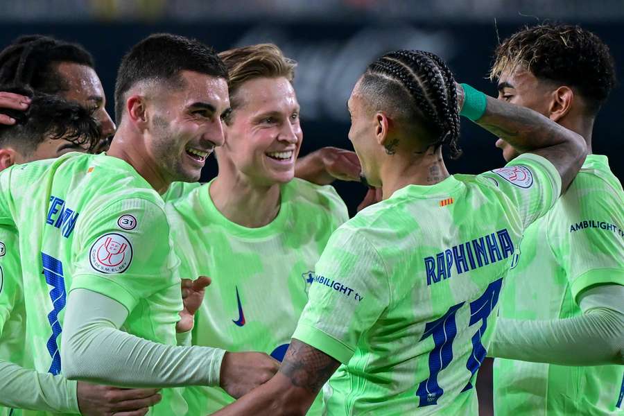 Jucătorii Barça sărbătoresc unul dintre cele cinci goluri marcate împotriva Valenciei.