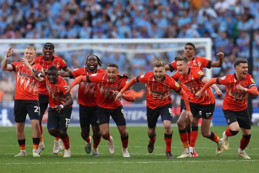 Radost hráčů Lutonu po vítězném penaltovém rozstřelu s Coventry.