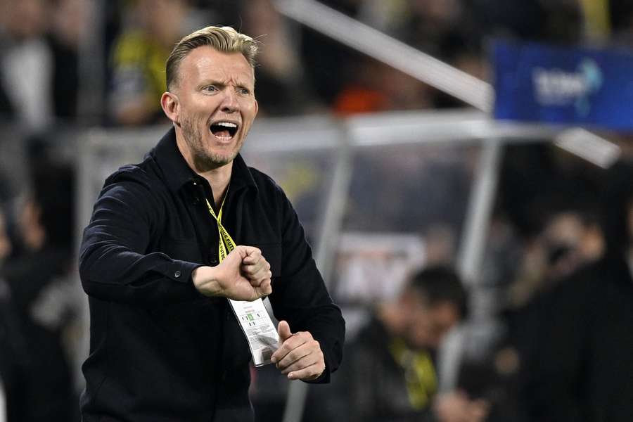 Dirk Kuyt coaches Fenerbahce during the game against Goztepe