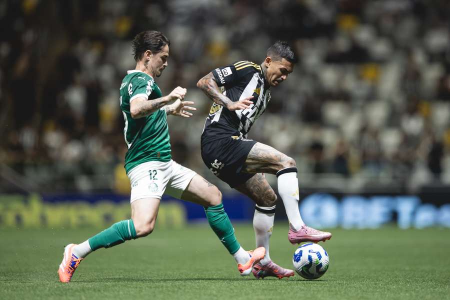 Galo precisou ter um jogador a mais para pressionar o Palmeiras