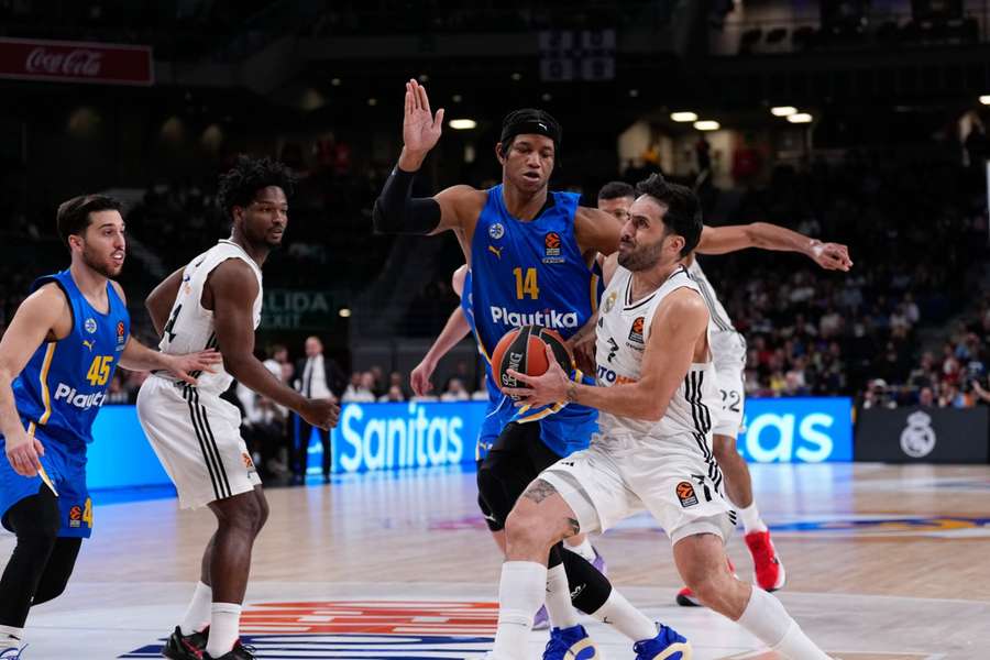 Facundo Campazzo entra a canasta ante Jasiel Rivero