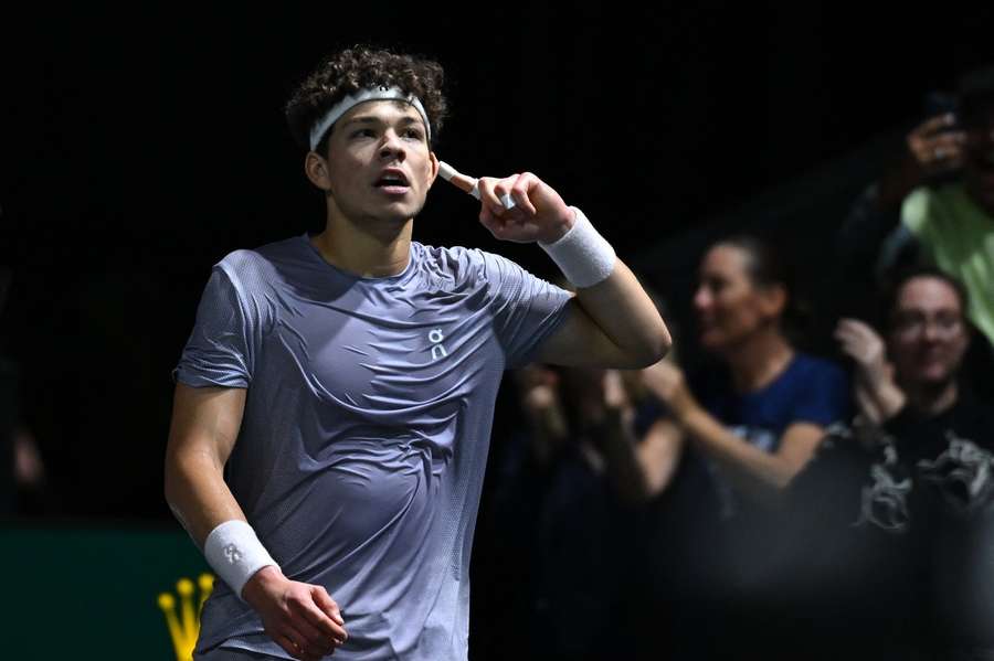 Shelton sigue adelante en París y obtiene un gran premio extra Shelton sigue adelante en París y obtiene un gran premio extra