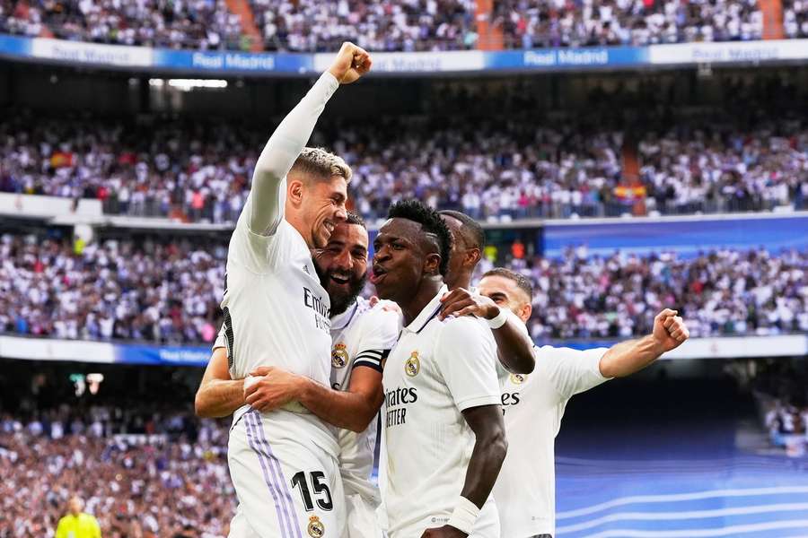 Na snímke sú dvaja z troch strelcov madridského Realu - Benzema i Valverde.