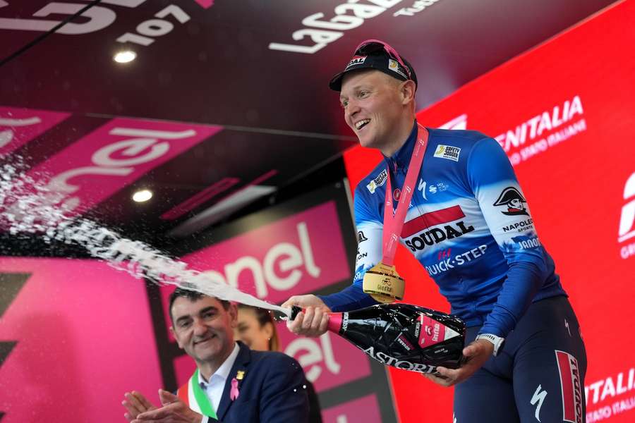Tim Merlier strækker cyklen først over stregen i Giroen