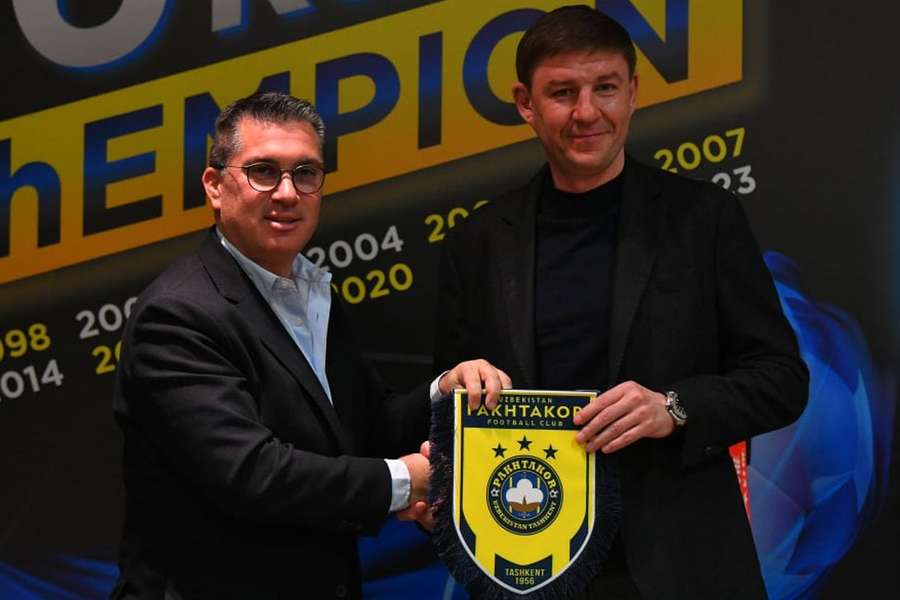 Pedro Moreira ao lado do presidente do Pakhtakor