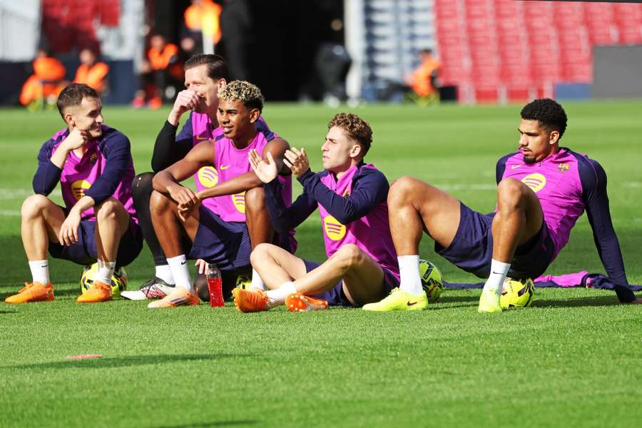 Los jugadores del Barcelona, en el entrenamiento del Camp Nou