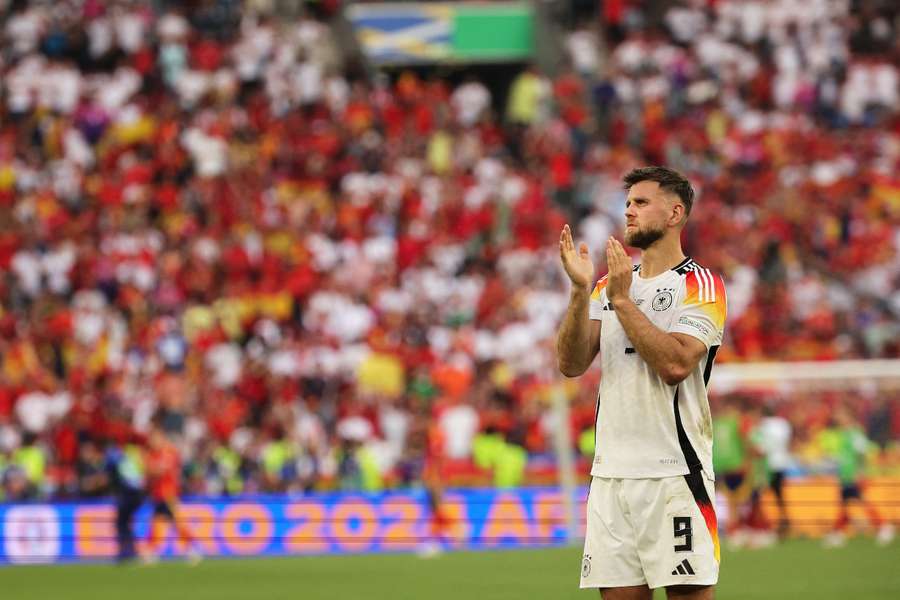 Niclas Füllkrug applaude il pubblico di Stoccarda dopo la partita Spagna-Germania Euro 2024.