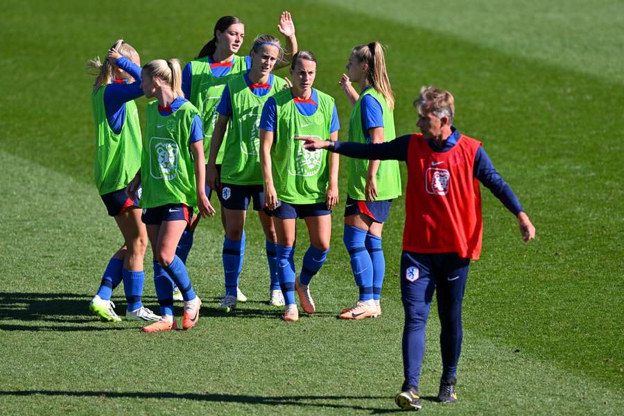 De Nederlandse vrouwen tijdens een trainingssessie in Sydney