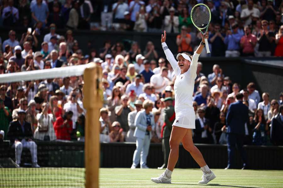 Krejcikova celebra su victoria en Wimbledon