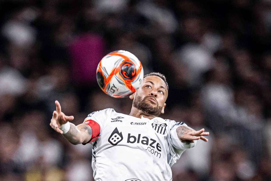 Neymar deixou críticas à bola do jogo com o Corinthians