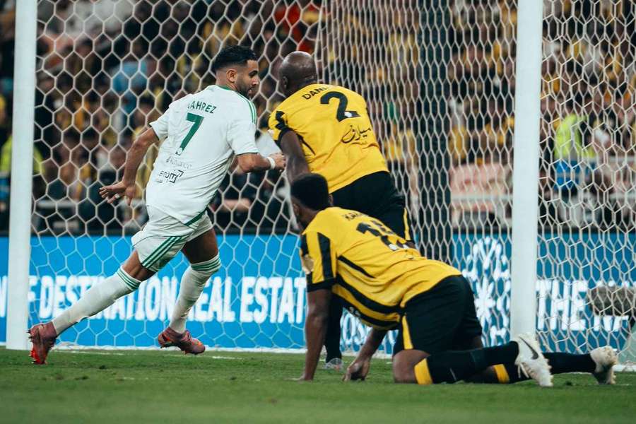 Riyad Mahrez fez o gol que decidiu o clássico do mar Riyad Mahrez fez o gol que decidiu o clássico do mar