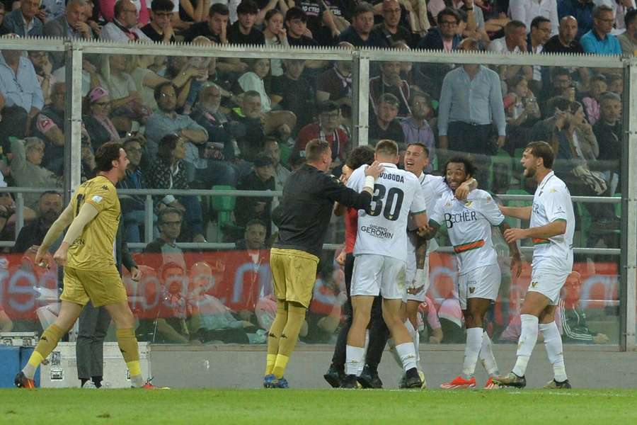 Il Venezia festegga Pierini dopo il gol