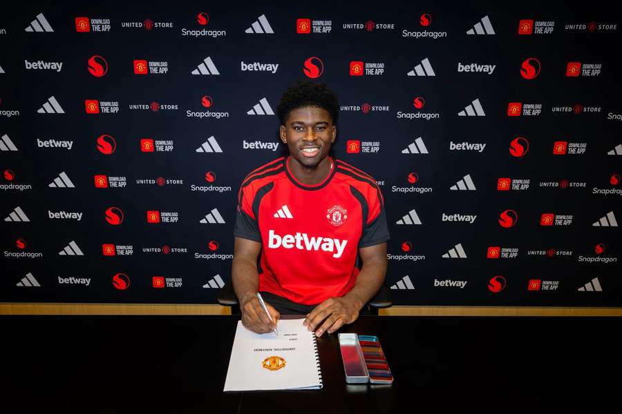 Carlos Baleba na assinatura de contrato com o Manchester United Carlos Baleba na assinatura de contrato com o Manchester United