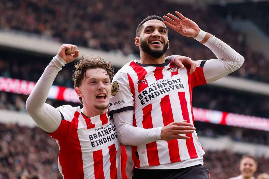PSV's Ismael Saibari (R) celebrates scoring the 3-0 against Feyenoord with Paul Wanner