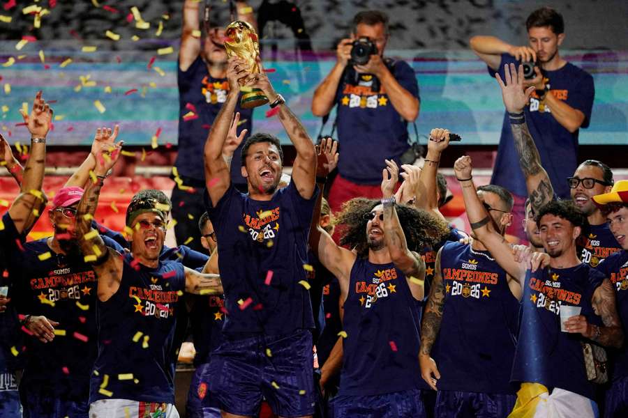 Španielska radosť s trofejou. Španielska radosť s trofejou.