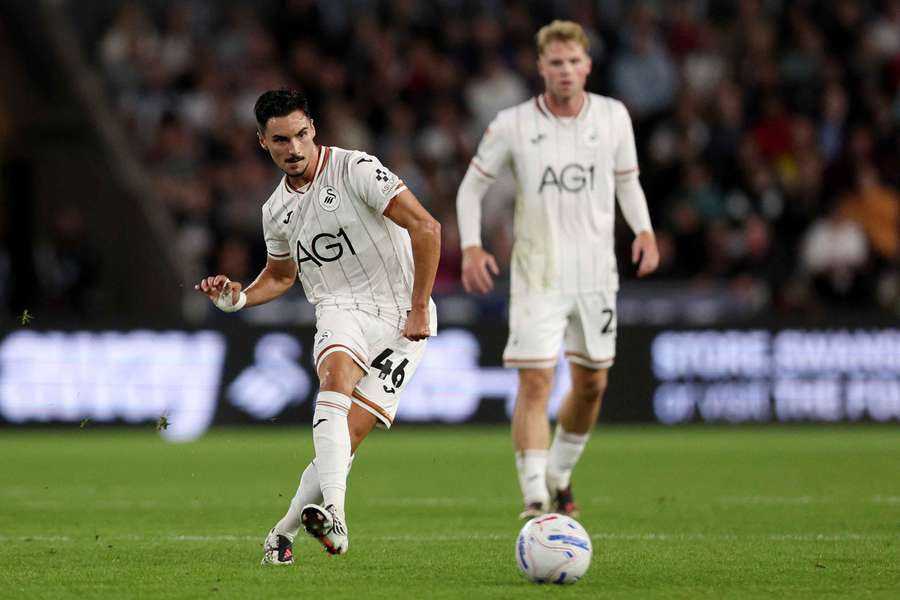 Eustáquio fez o primeiro golo com a camisola do Swansea Eustáquio fez o primeiro golo com a camisola do Swansea