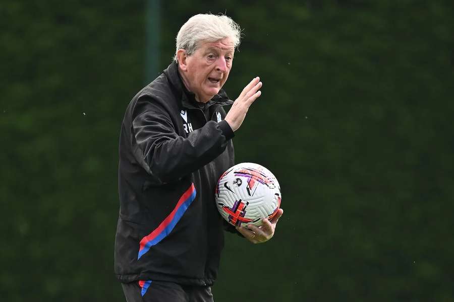 Crystal Palace anuncia permanência do treinador Roy Hodgson