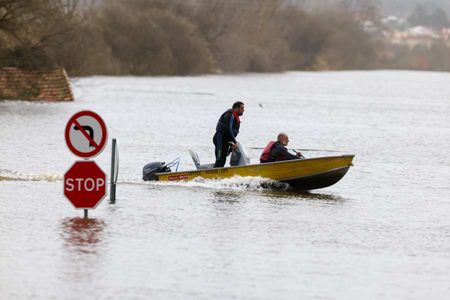 Elementos da Federação Portuguesa de Remo retiram material desportivo do centro náutico