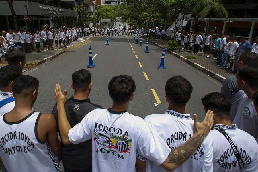 Por volta do meio-dia, os torcedores fizeram um círculo de oração, deram as mãos e rezaram um Pai Nosso