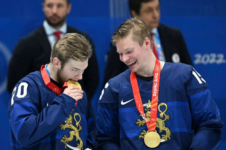 Niko Ojamäkiho (vlevo) se zlatou olympijskou medailí.