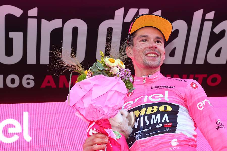 Primoz Roglic vestindo a camisa rosa de líder do Giro d'Italia