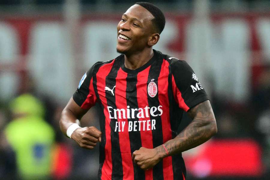 Pervis Estupinan durante la partita Milan-Inter di Serie A