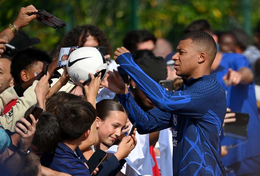 Autogramme unterschreibt Mbappe lieber als einen neuen Vertrag in Paris