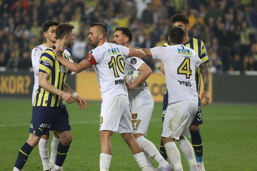Nervos à flor da pele no Sukru Saracgolu depois do Fenerbahçe despediçar por duas vezes a vantagem