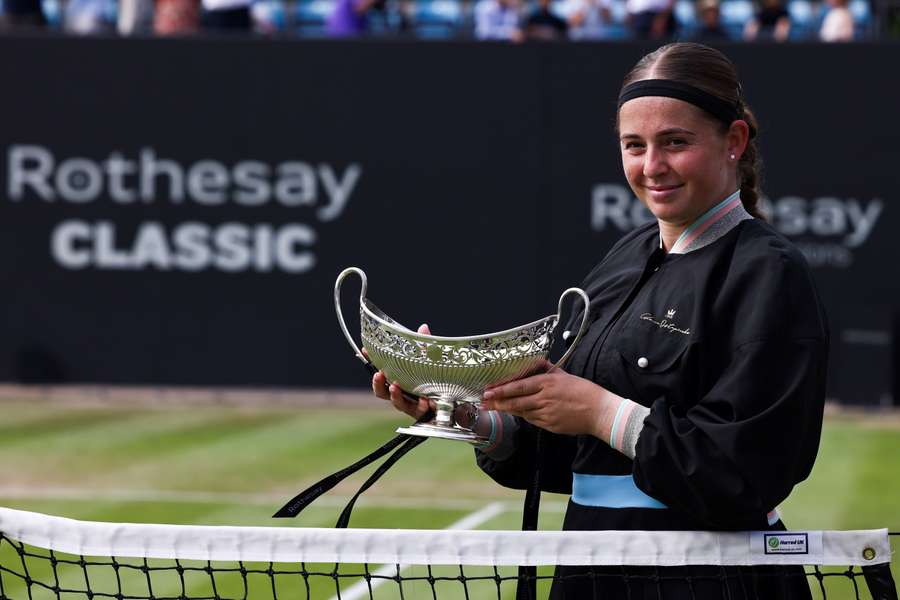 Jelena Ostapenko com o troféu do torneio de Birmingham
