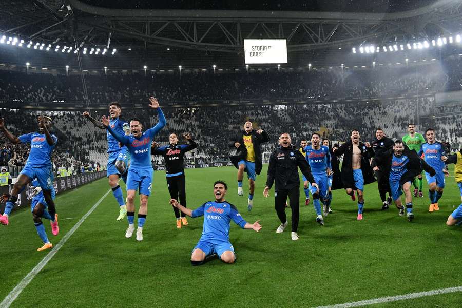 W meczu pełnym dramaturgii Napoli pokonuje Juventus i jest o krok od wygrania Serie A