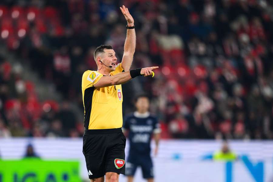 Rozhodčí Stanislav Volek během utkání 17. kola Chance Ligy mezi Slavií a Slováckem.
