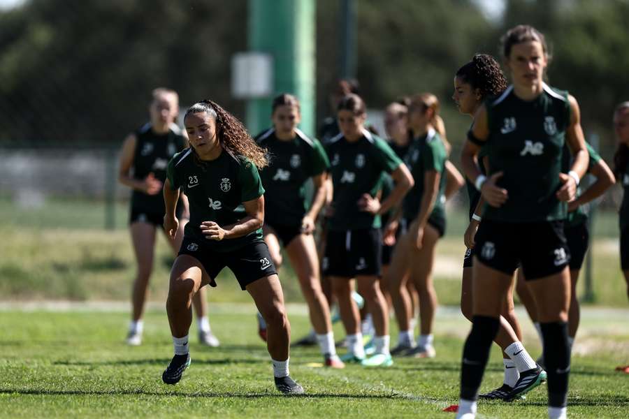 Plantel trabalhou na Academia Cristiano Ronaldo Plantel trabalhou na Academia Cristiano Ronaldo