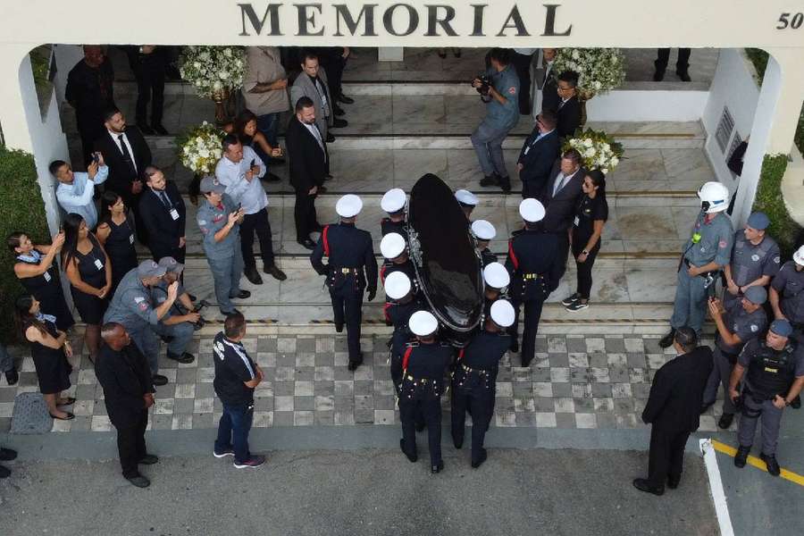 La dépouille de Pelé au cimetière après un vibrant hommage