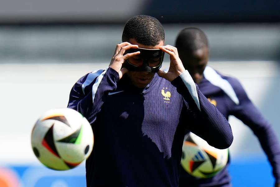 Mbappé droeg tijdens de training een masker