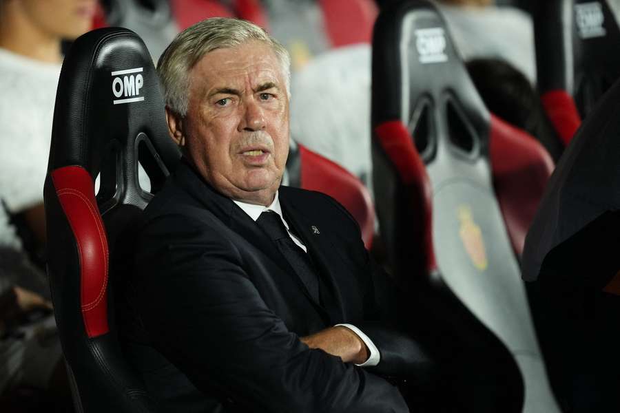 Carlo Ancelotti kijkt gefrustreerd toe tijdens Real Mallorca-Real Madrid